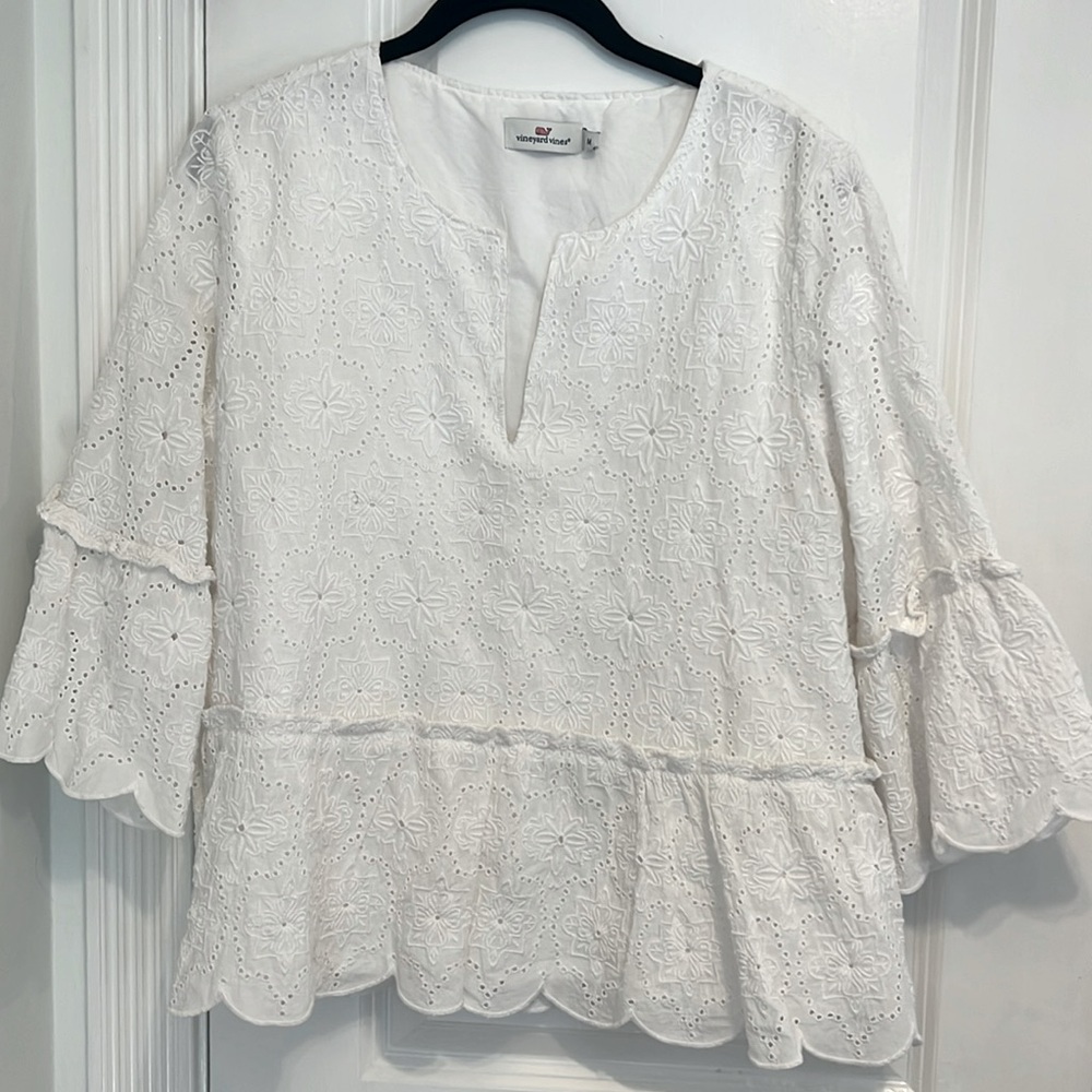 Women’s Vineyard Vines white lace top. Size M